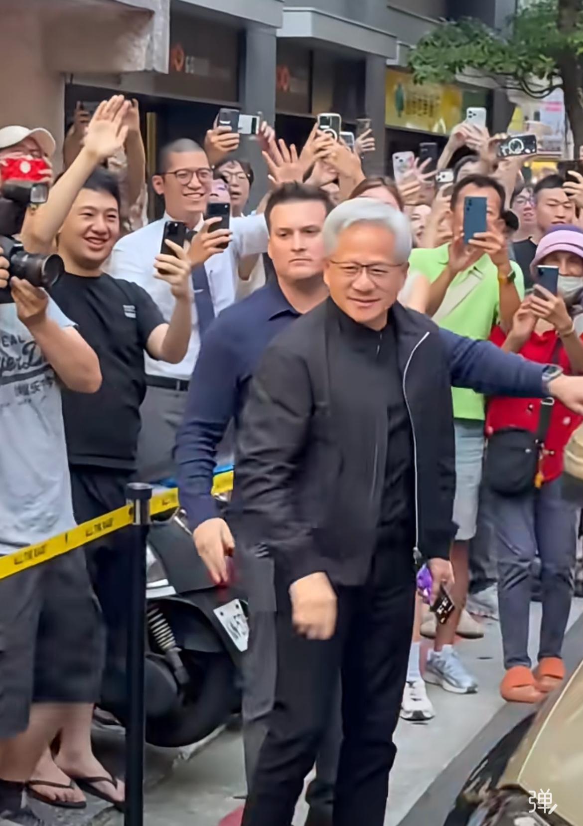 黄仁勋用的三星折叠屏啊！近日，英伟达创始人黄仁勋在现身中国台北街头，与粉丝互