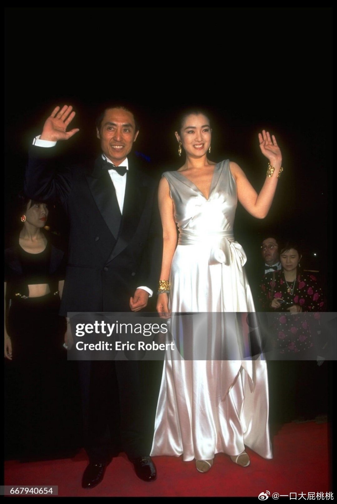 1995年，巩俐身穿YvesSaintLaurent1995春夏高定亮相戛