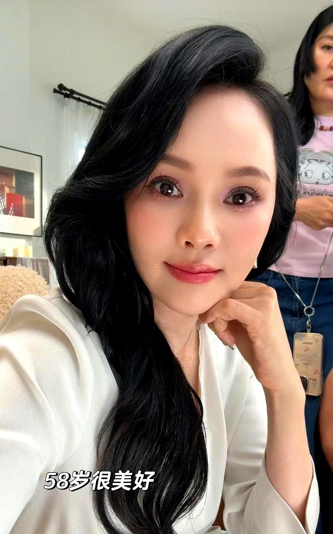 别再盯着女人的脸和年龄了。男人很少被公开比较外貌，但女人每次露面，都像被拉去