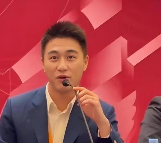 美国的关税打压之时，中国出现了一位厉害人物！他就是29岁的香港青年，赌王之子何猷