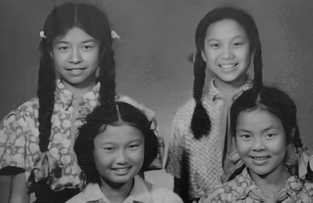 1952年，4位开国功勋的子女合影，左起陶斯亮、吴布生、刘秋岩、何生（图一）。陶