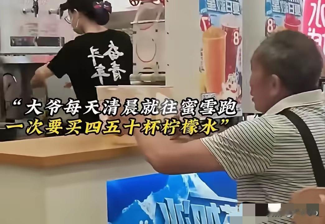 在景区里，一瓶矿泉水卖10块，一杯奶茶动辄二三十，游客们一边吐槽“景区物价刺客”