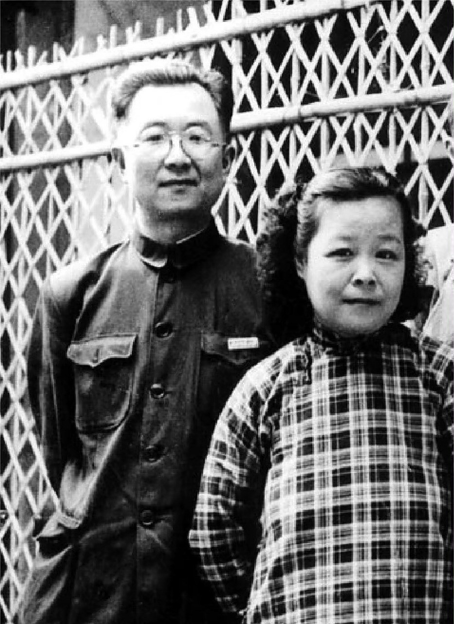 1975年，书画家启功妻子病逝。临终前，对启功说：“我在后院藏了宝贝。”启功按妻