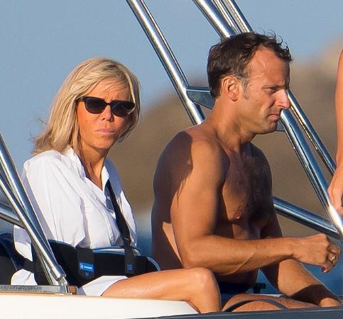 马克龙和妻子在海边照，他的身材一般般，她的身材也一般般。他们的爱情外人看不懂，就