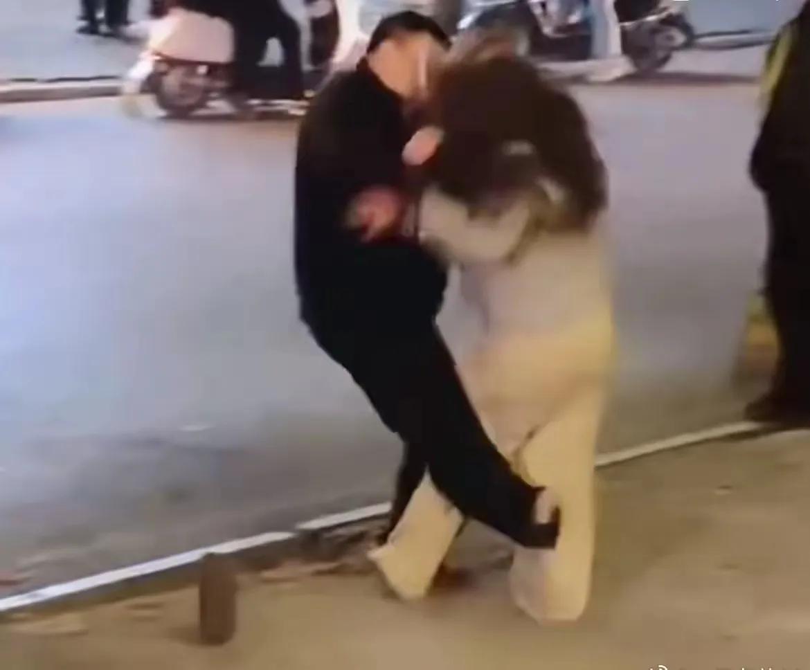 平顶山郏县这名男子的出手方式，藏着最让人后怕的真相！他不是一时冲动乱打，而是很懂