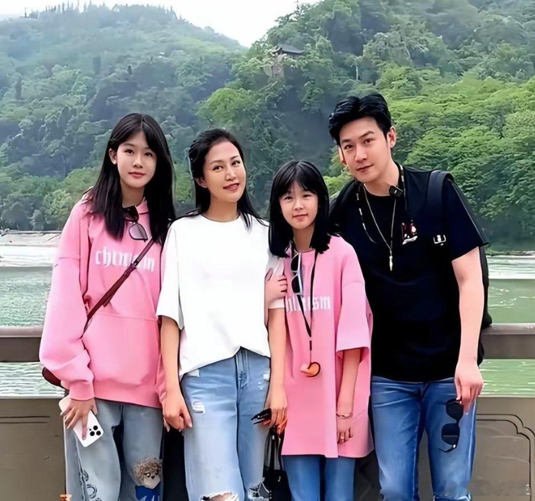 偶遇陆毅鲍蕾一家四口逛街对于他们一家，我只能说长的好看，腿又长，人的腿怎么能长这