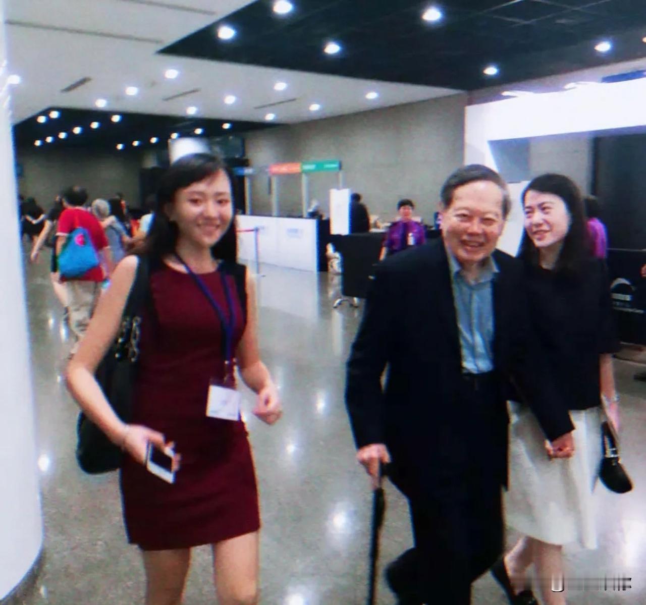 翁帆在女人最好的20年里看到了世界的尖儿,接触了人群中的尖儿,追求自我价值和追求