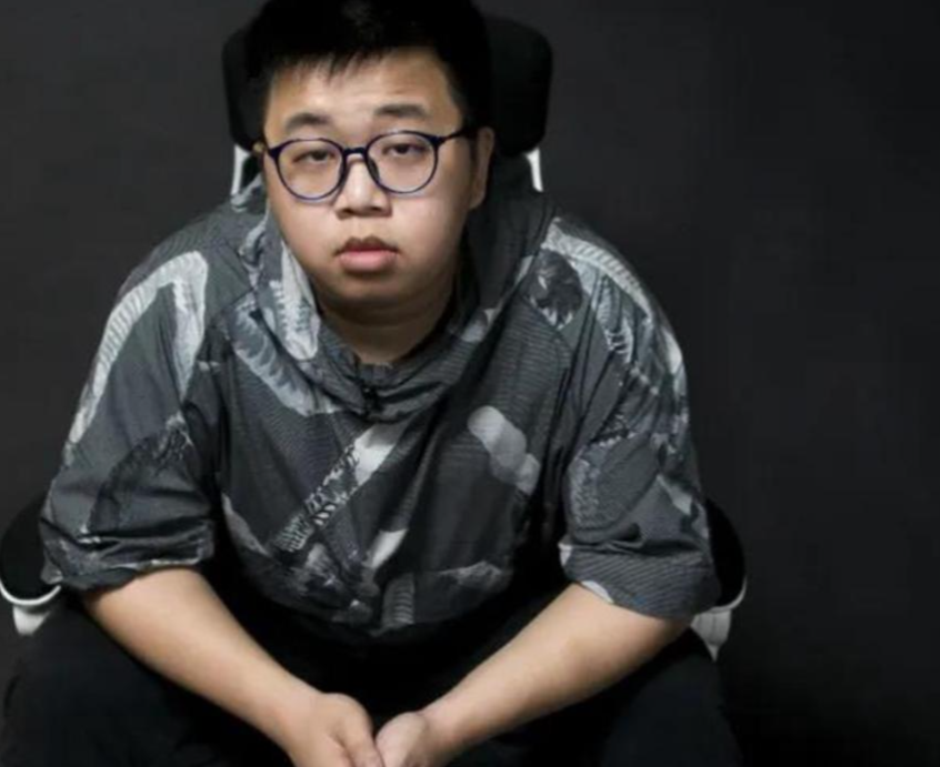 看完蓝战飞这两天的热搜，我敢打赌。说他炫富的人都沉默了。他们沉默的原因不