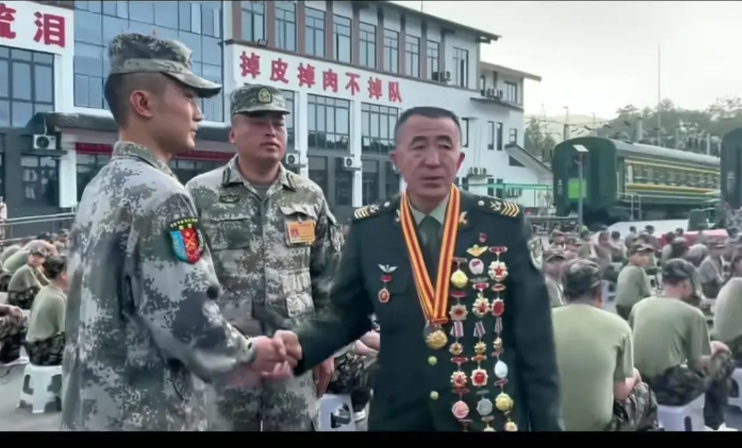 这位老军人的肩章是什么级别？