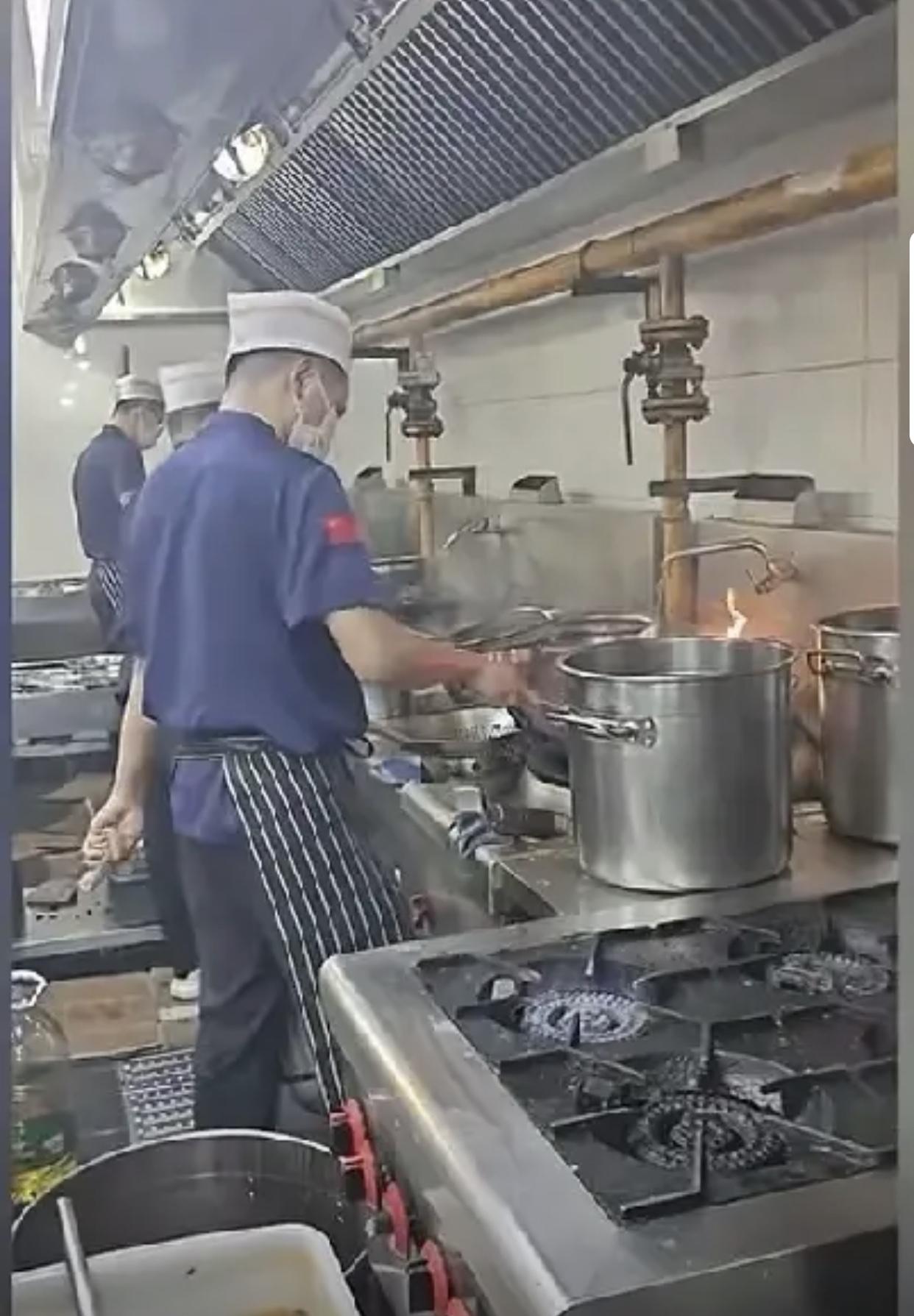 张兰这波操作又赢麻了！西贝直播用电磁炉“岁月静好”，麻六记直接明火爆炒，火苗