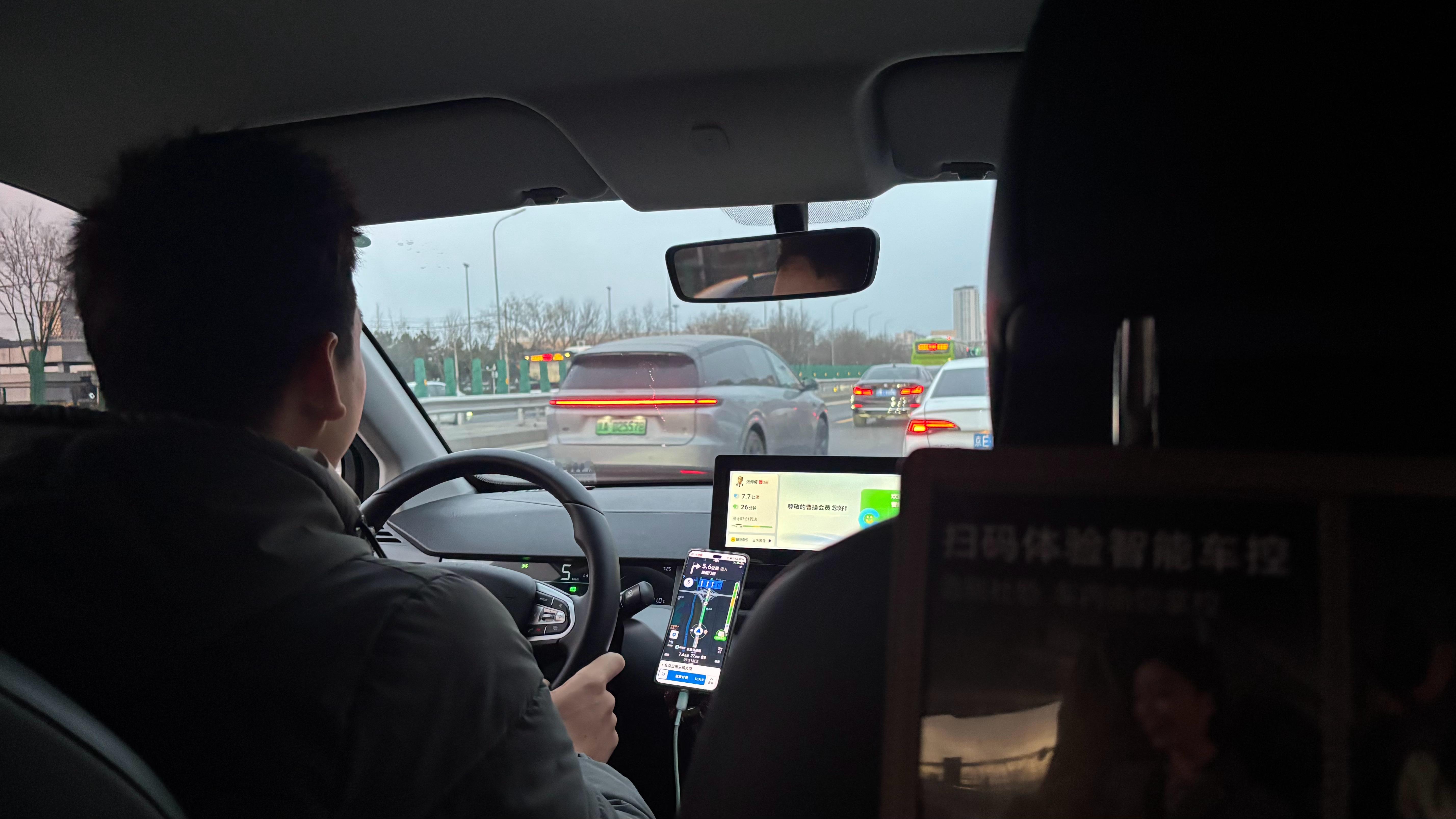 打了辆曹操60，司机看上去挺干净的，但车里那股味儿还是往鼻子里冲。小伙子很健谈，