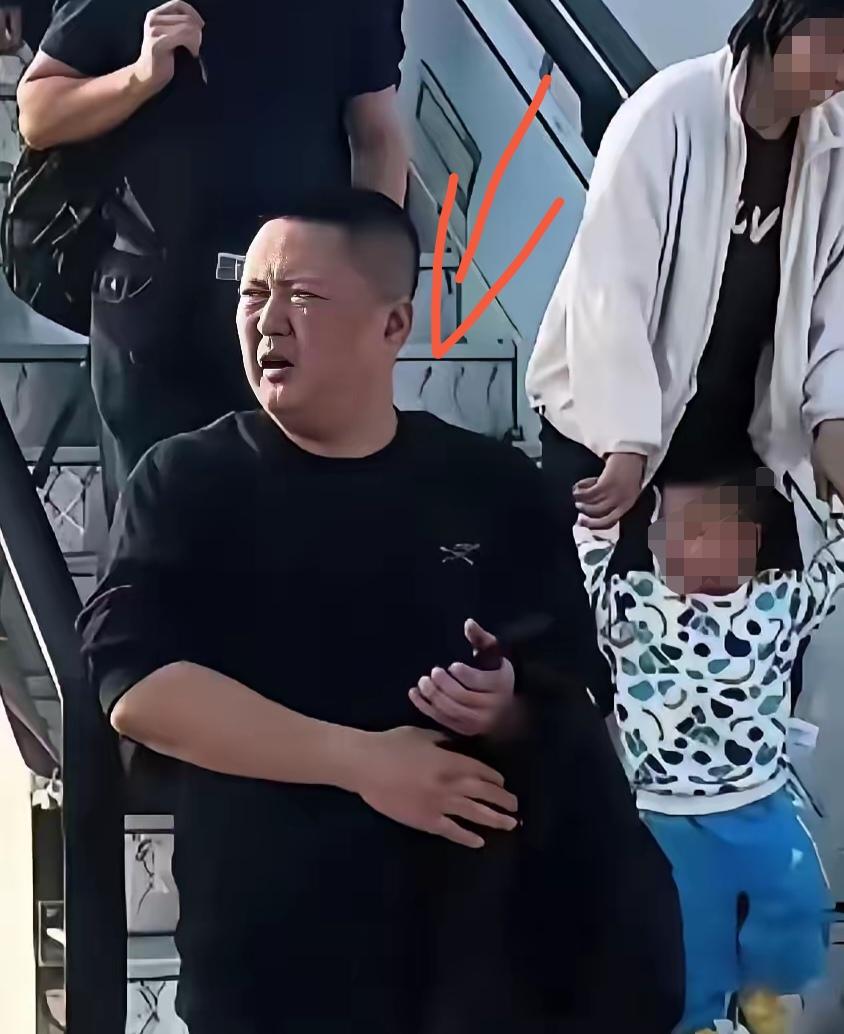 飞机上对空姐发难的欧某真容曝光，一看就不是省油的灯！第一感觉眉头拧成一个死结
