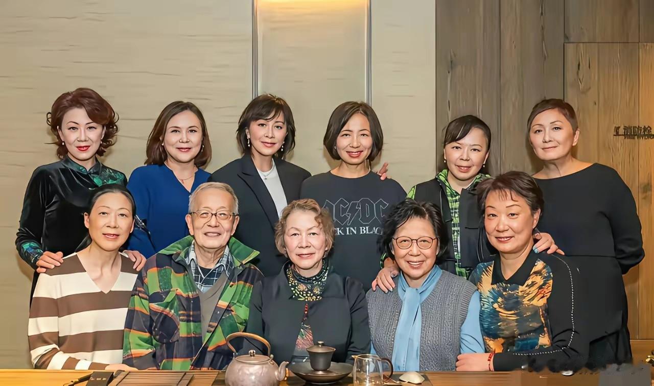 刘嘉玲同学聚会合影，从容状态远超同龄人，岁月从不败美人。镜头下，刘嘉玲身处人群之