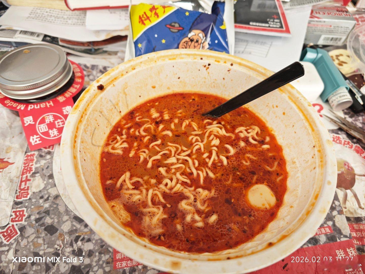 昨天剩下的面汤，加入开水，加入宝岛方便面，又加入胖妹面庄灵魂佐料，变得好吃了，最