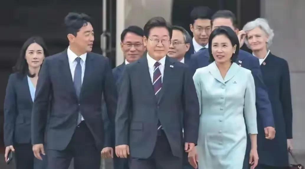 60岁的韩国第一夫人金惠景与丈夫李在明一起出席G7峰会，与以往比，她虽然变了个发