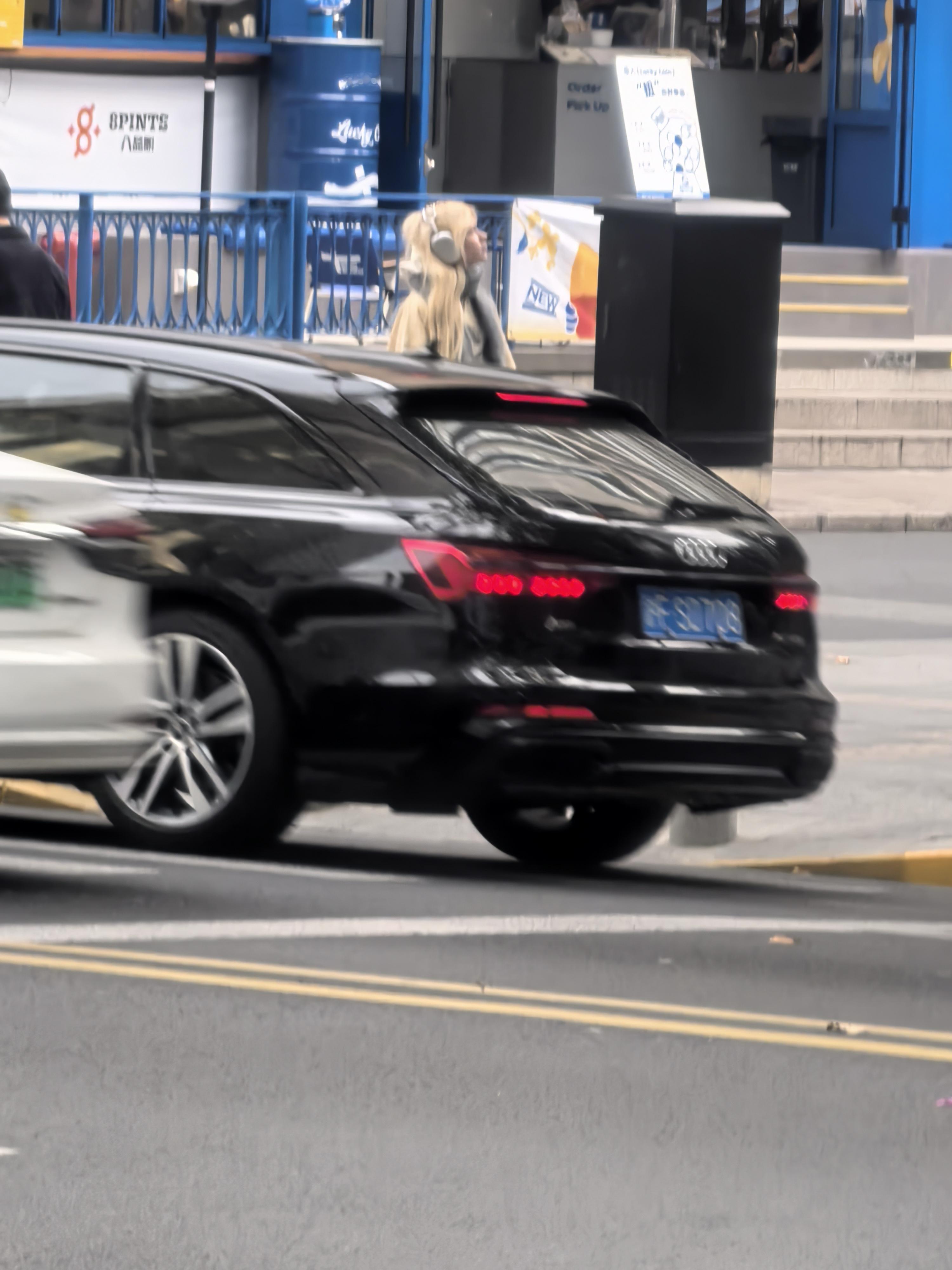 2025年11月24日下午。我在上海市淮海中路上近柳林路上看见一位打扮...