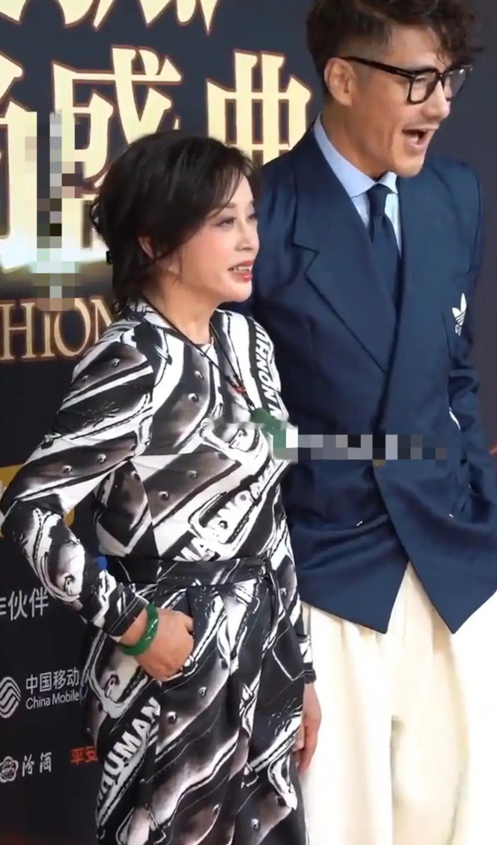 75岁刘晓庆与54岁胡兵合体走红毯，状态都超佳，网友好奇两人私下会不会交流青春永
