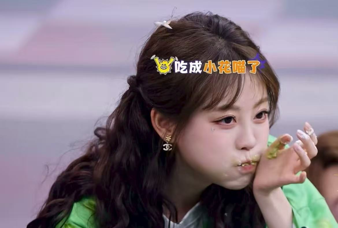祝绪丹蛋糕吃出猪脚饭的感觉祝祝吃草莓蛋糕的样子真是绝了，一边专注游戏一边大口享