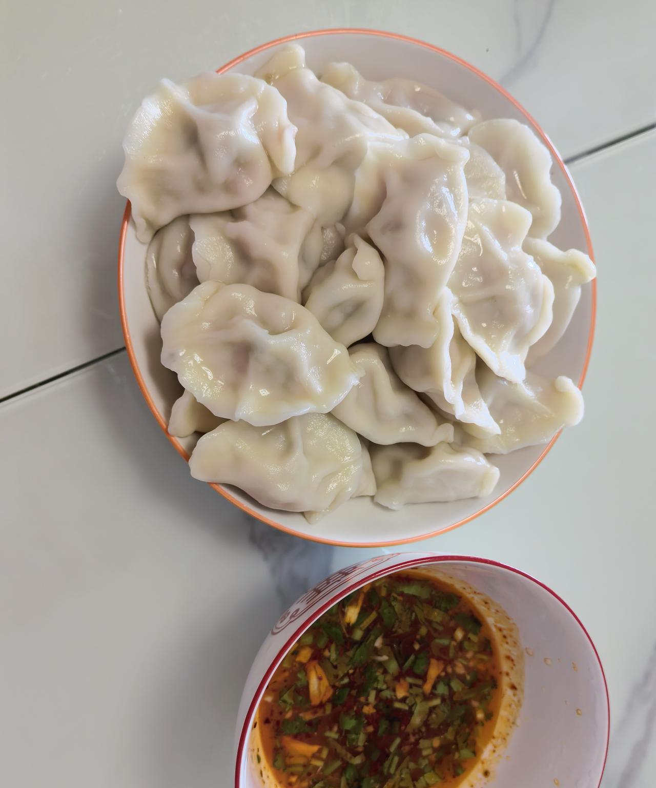 婆婆中午包的饺子，韭菜大肉馅的，婆婆一家人都爱吃，而我最不喜欢吃韭菜，和老公结婚