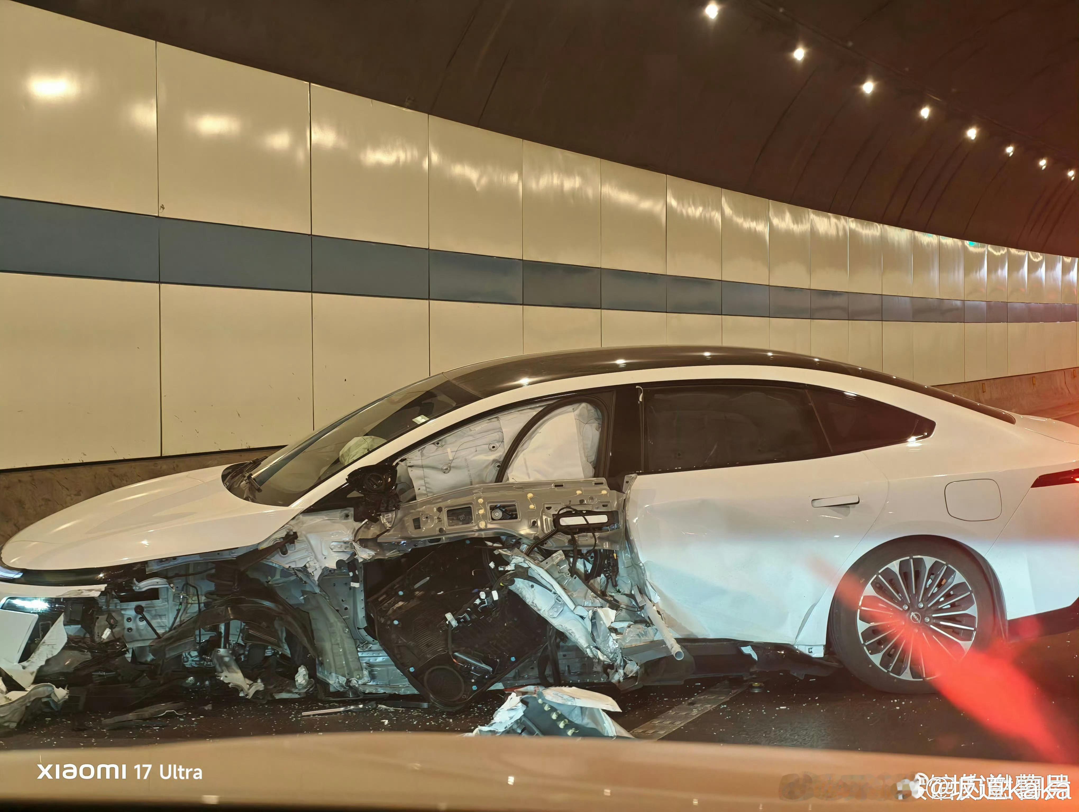 东风日产N7安全性实测大考来了，这个估计都没有25%——前机盖没有变形，可能是偏