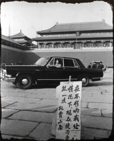 来谈谈80年代回忆八十年代初，在北京故宫内参观看到的一幕，坐在轿车内拍照留念，两
