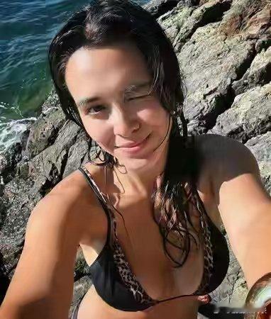 钟丽缇大女儿泳装照钟丽缇大女儿晒比基尼照镜头感满分！钟丽缇大女儿海边比基尼辣照释