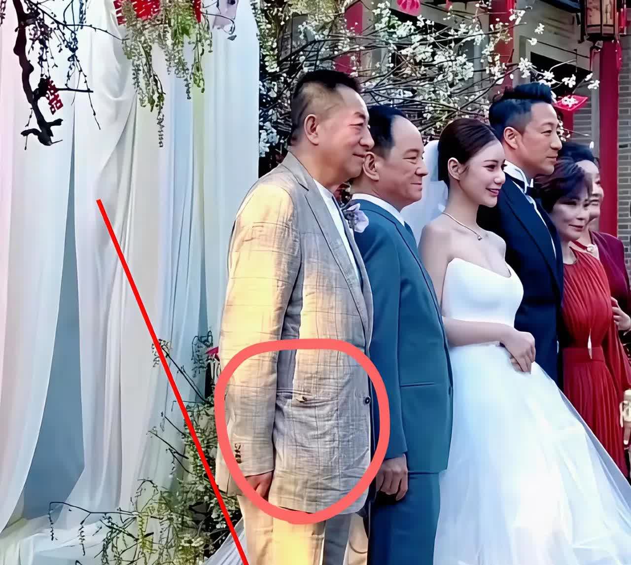 汪小菲结婚我发现了一个让人不解的细节引人关注的不是新郎新娘，反而