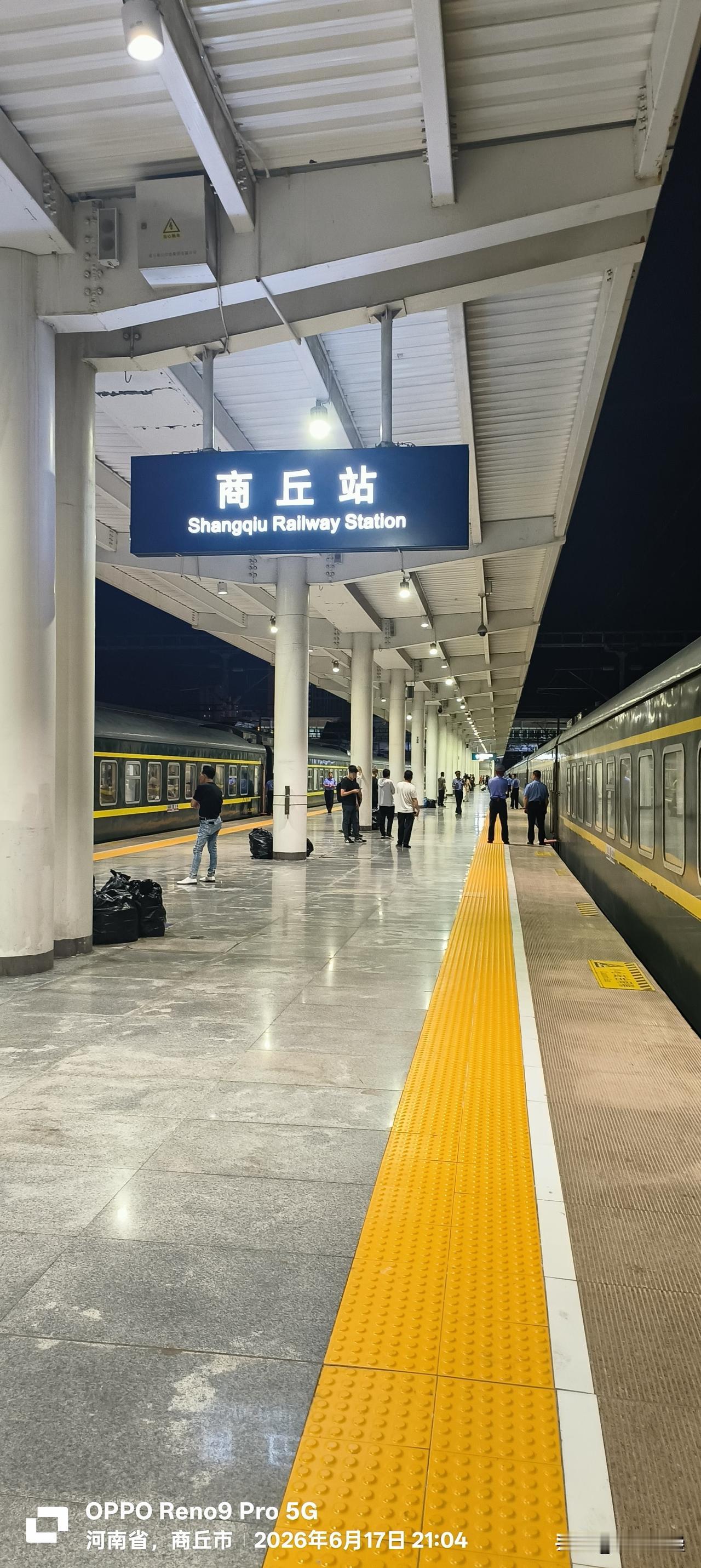 商丘站是个大站，起码有五六个站台没错，商丘站确实是豫东核心铁路枢纽，远远不止