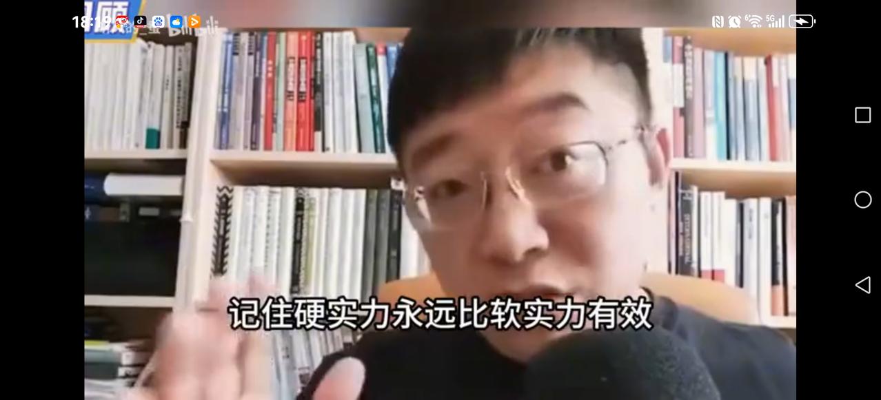 【回头看沈教授】俄乌战争初期沈教授幽默话语逗的三妹哈哈大笑他说：欧洲和乌克