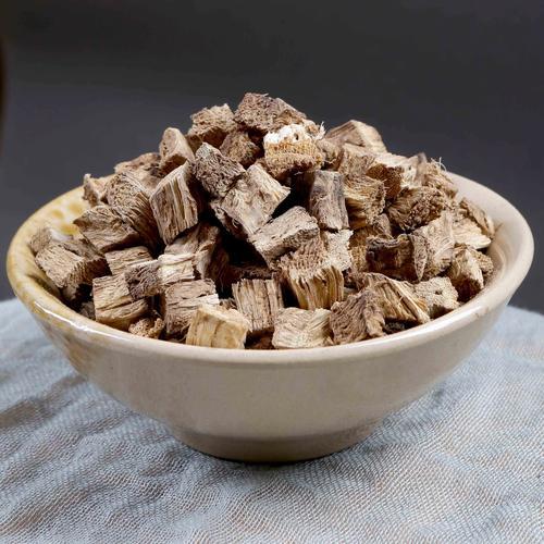 再讲一讲这中药葛根的临床运用葛根，它能让你本来往下掉的水提拔到咽喉来，所以你