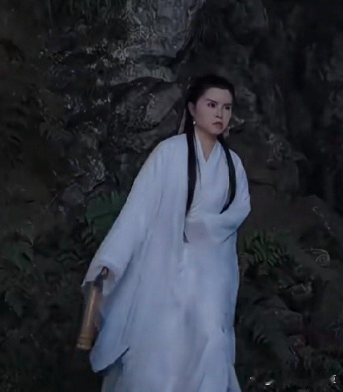 越南翻拍的小龙女造型特别雷人，被网友吐槽惨不忍睹，要是李若彤和刘亦菲看到这个版本