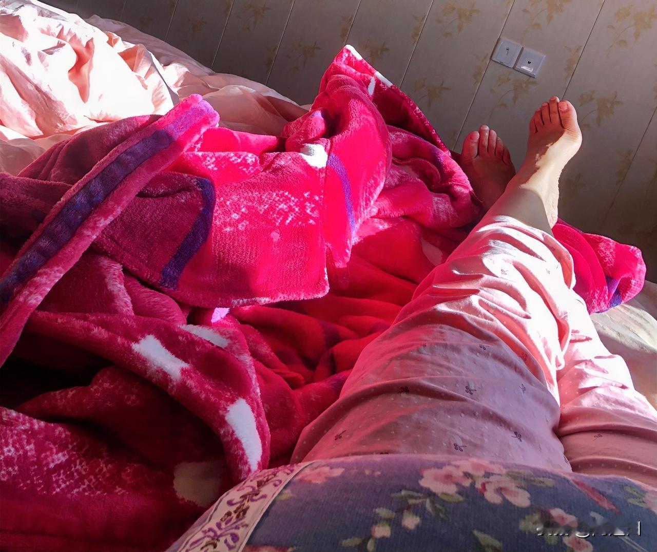 屁股都把床蹲出深坑了，还在抱怨，四五天没拉大便了！前天被老公拖出去走路了，不