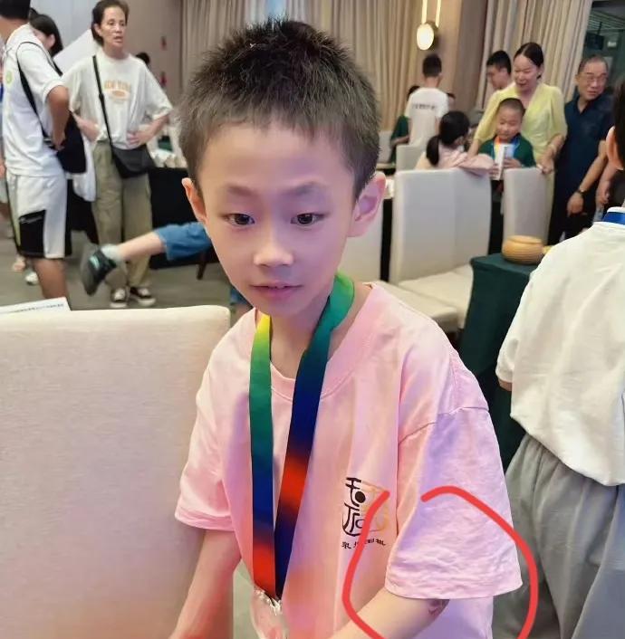 九岁围棋少年可能不只是挨打这么简单，他太瘦了，身高和年龄也不符合，排除个别小孩子