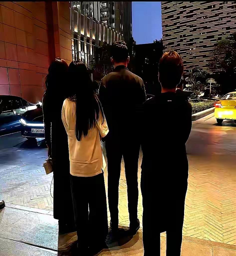 小梅的妈妈真的很好，陪着孩子们，陪着小菲的娃，去到哪里她都会一起。为了更好的照顾