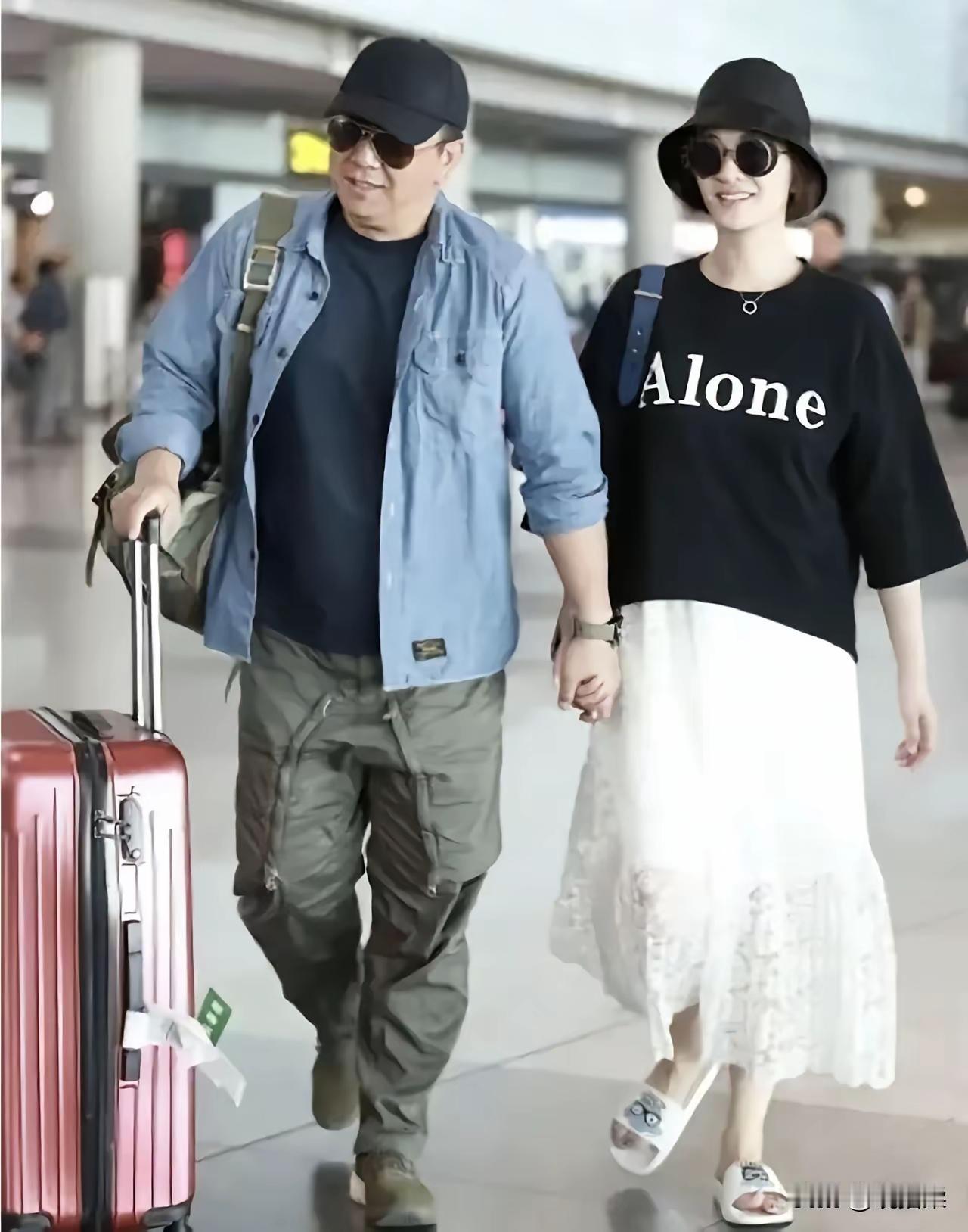 我不羡慕李小冉冷白皮、也不羡慕她五十岁的年龄三十岁的脸。我真正羡慕的是她有个能