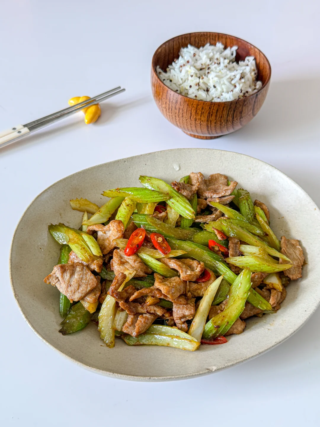 💥芹菜炒肉！5分钟搞定米饭杀手
