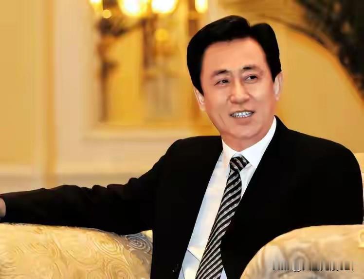 许老板变化可真大！从风光无限到锒铛入狱，从标准三七分到满头白发，令人唏嘘。这
