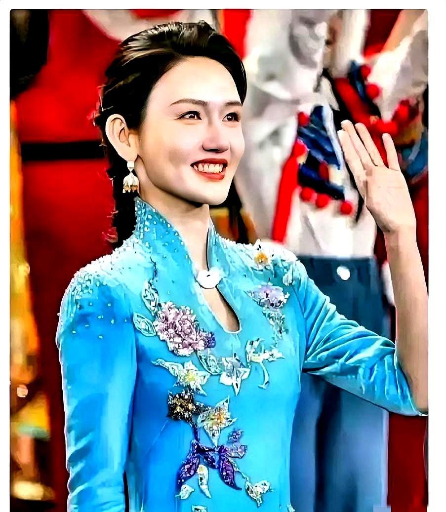 龙洋春晚翻车，眼神狂瞟提词器？后台手抖流泪的真相，远比你想的复杂。你守在电