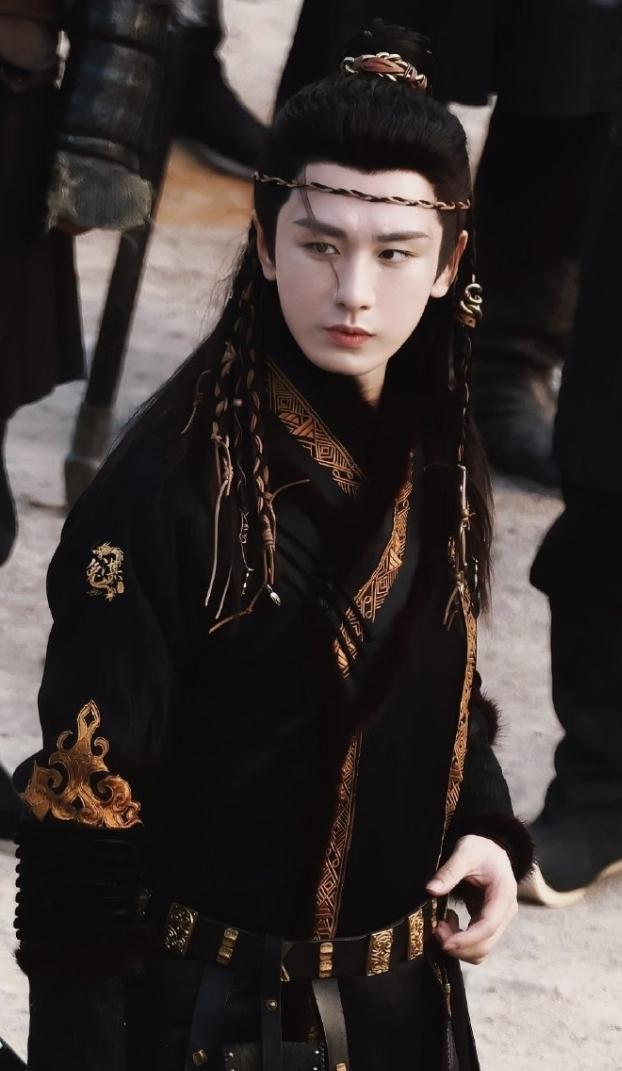 成毅除了《赴山海》，还有一部大男主剧《英雄志》这部剧杀青更早，但是还没动静，都