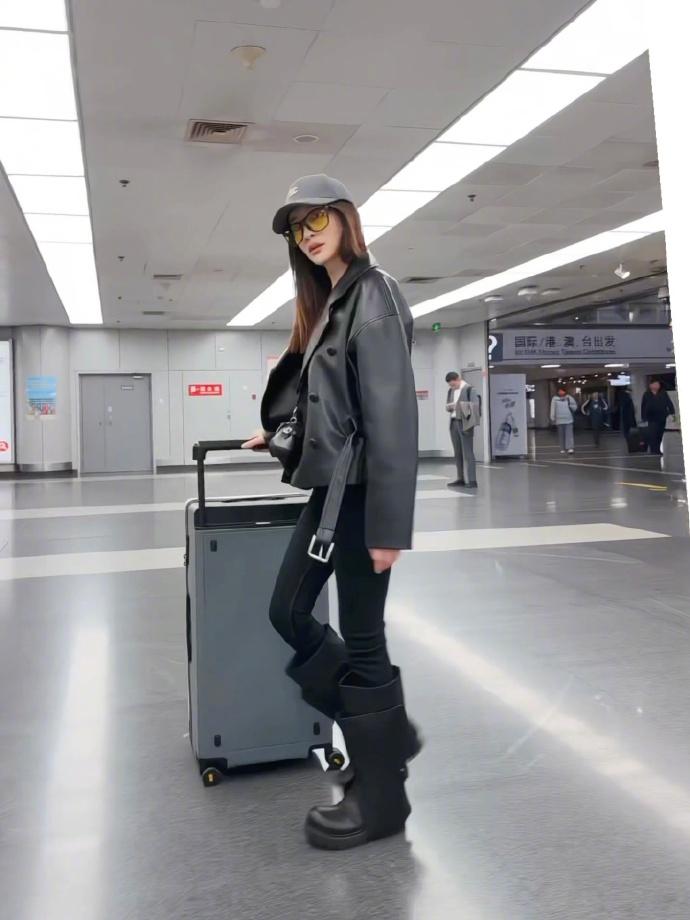 今天李小冉现身机场，她准备去录制浪姐，李小冉搭配了一身黑色的衣服，走路带风，看起