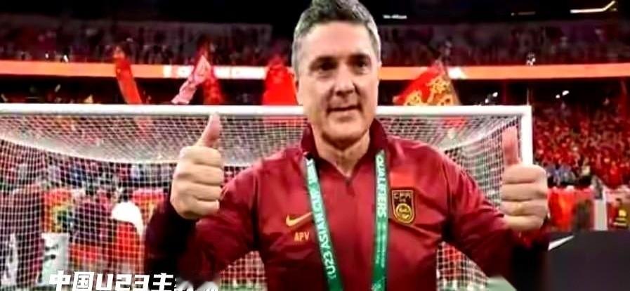 一场3-0的半决赛后，主教练安东尼奥走进了发布会。全场的闪光灯对着他，但他没急着