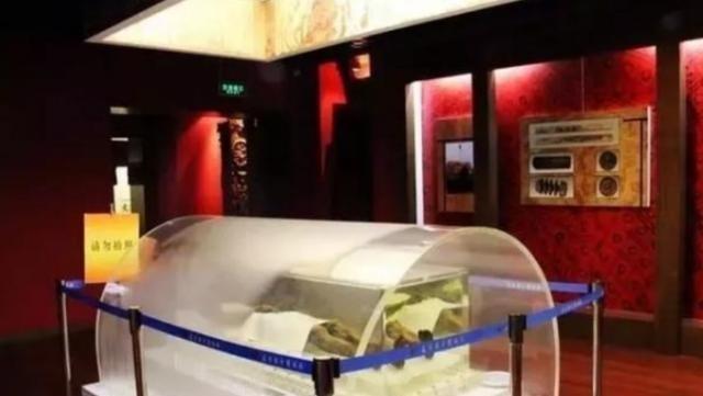 2002年盛夏，考古队缓缓撬开一具汉代木棺，棺盖刚裂一条缝，一声气若游丝的女子叹