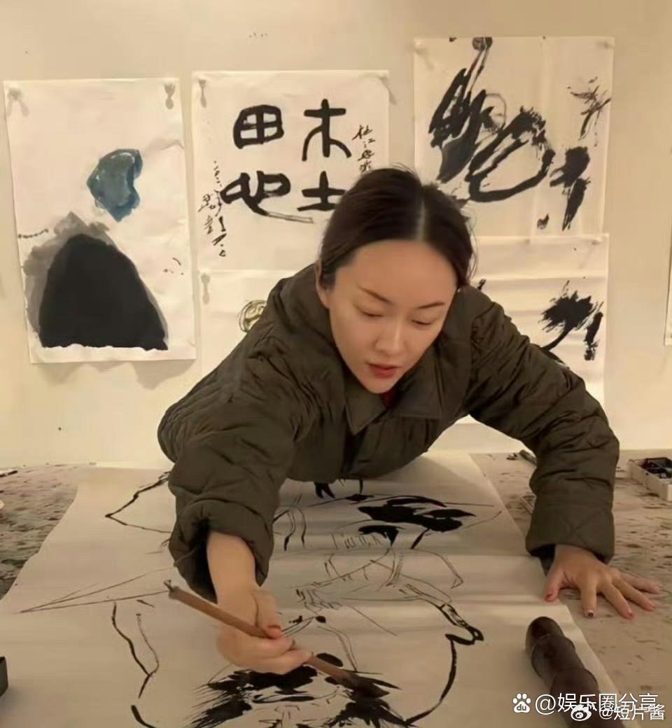 霍思燕素颜在家画画差点没认出来，没有电视上那种距离感了