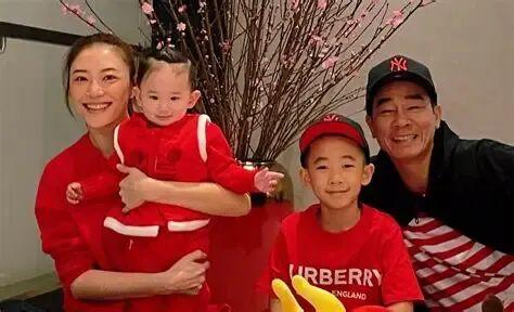 陈小春采访坦言：有11个兄弟姐妹，不敢退休，害怕一停下来整个人就垮掉了陈小春