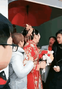 33岁的女子，收了人家22万的彩礼。出嫁那天，婚纱都穿上了，她忽然大哭着死硬不