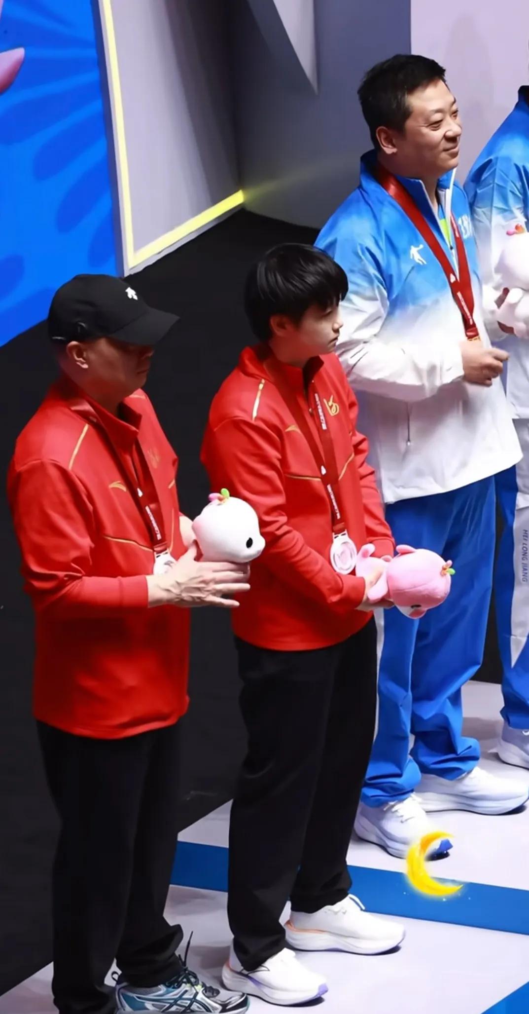 孙颖莎打完比赛后看到这一幕是真的忍不住要哭了，感觉他和教练是一样的难过，遗憾