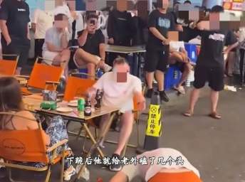 一男子在吉林长春的街头给老外下跪磕头，起身后激动声称：“我是个顶天立地的中国人，