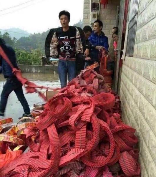 大哥盖新房大喜，为了搞个全村最炸裂的排面，直接拉来半卡车鞭炮堆在门口，扬言要让十