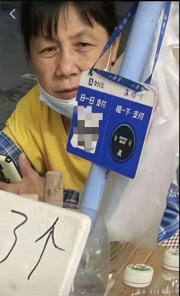 #梅姨正脸照片得到邻居确认#潜逃多年的拐卖儿童案关键人物“梅姨”谢家梅，其正脸照片及日常影像已获多位