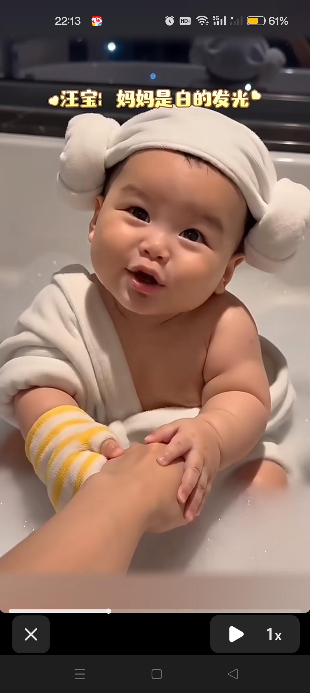 汪宝儿帮妈妈搓澡啦！😍他说希望妈妈白得发光！汪宝都不晓得自己那么火了